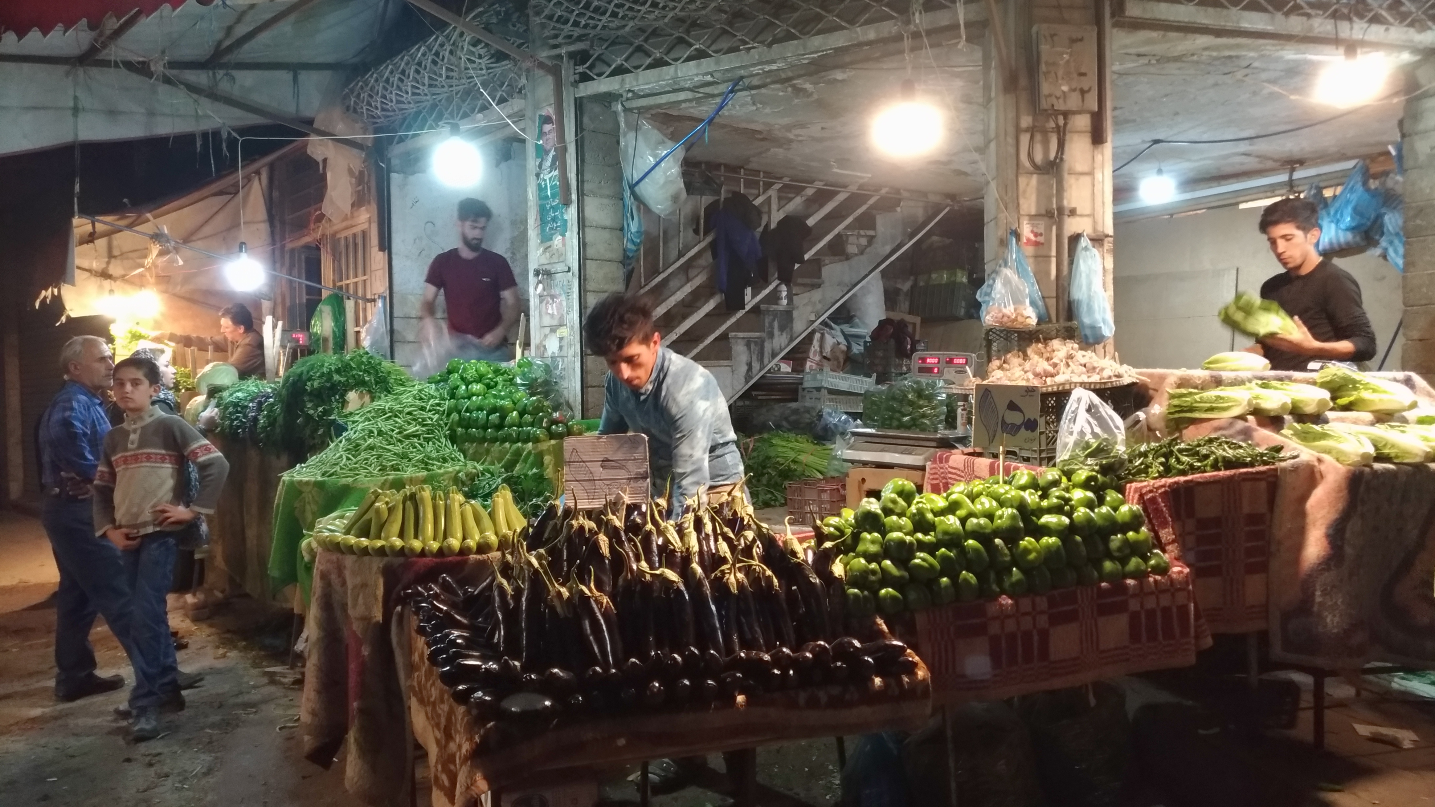 Urmia's produce market (1)